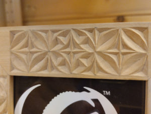 Dettaglio cornice intagliata legno di tiglio