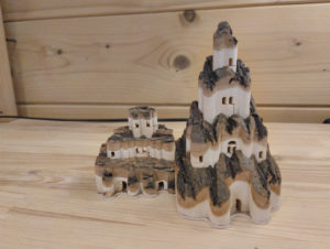 Casa in legno grande lavorata al traforo fronte