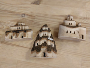 Casette in legno lavorate al traforo frontale
