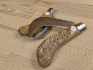 Coltelli manico intagliato
