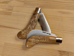 Coltelli con manico intagliato - noce